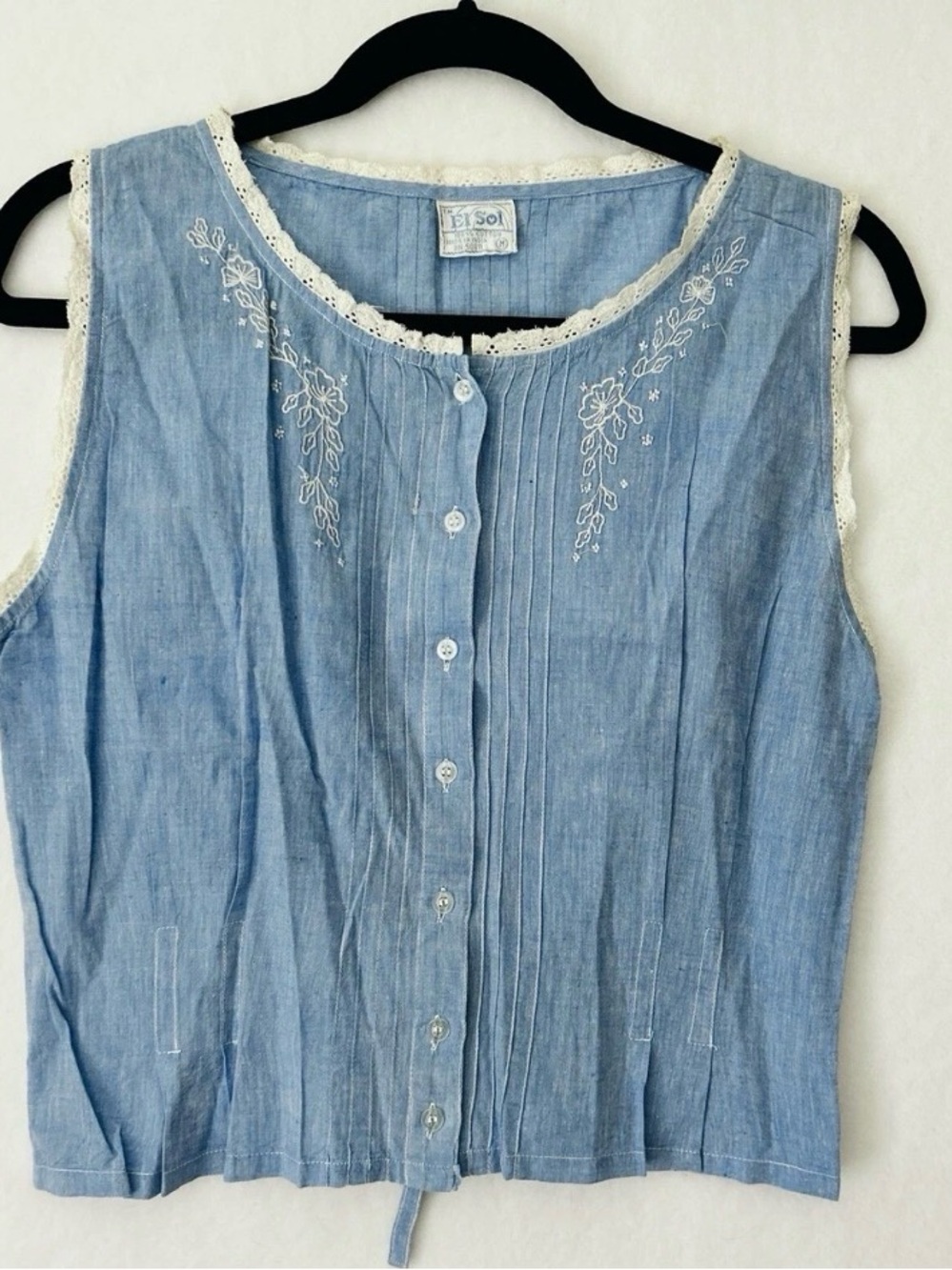 Blue chambray vintage Sleeveless Embroidered Button-Front Top size small/medium